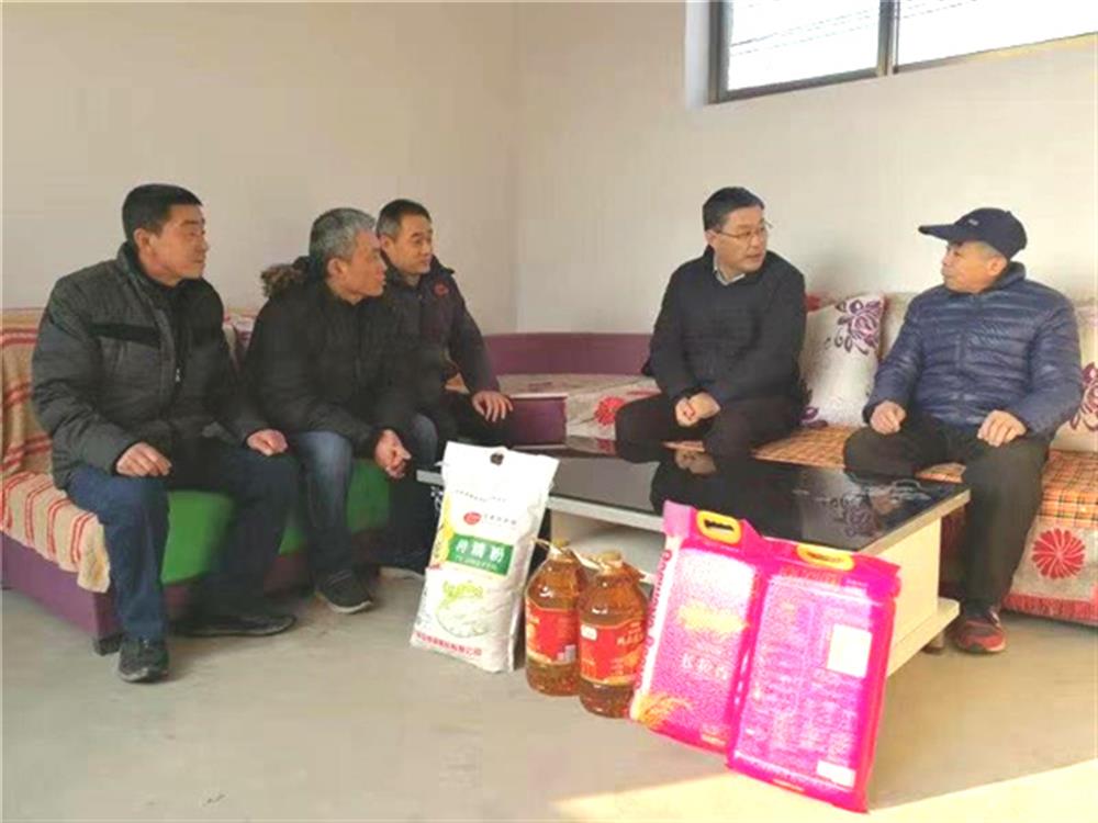 菠菜老平台集合网节前走访慰问第一书记任职村困难群体