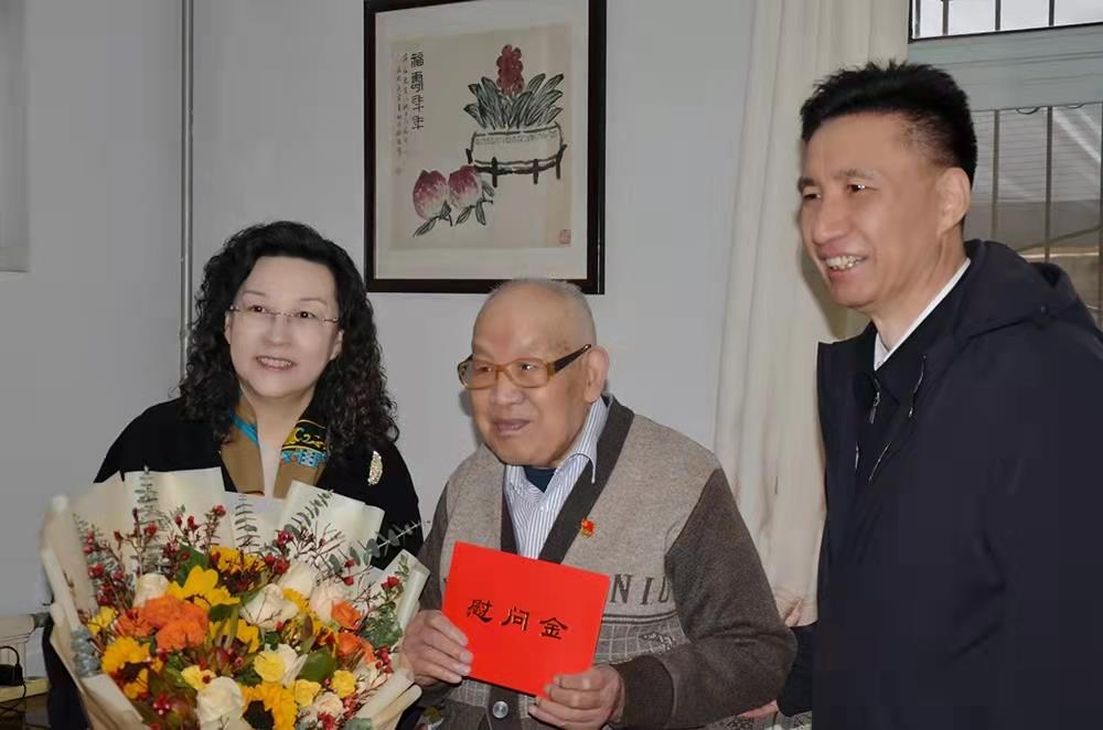 菠菜老平台集合网党委副书记、总经理黄蓓走访慰问离休老干部、老党员